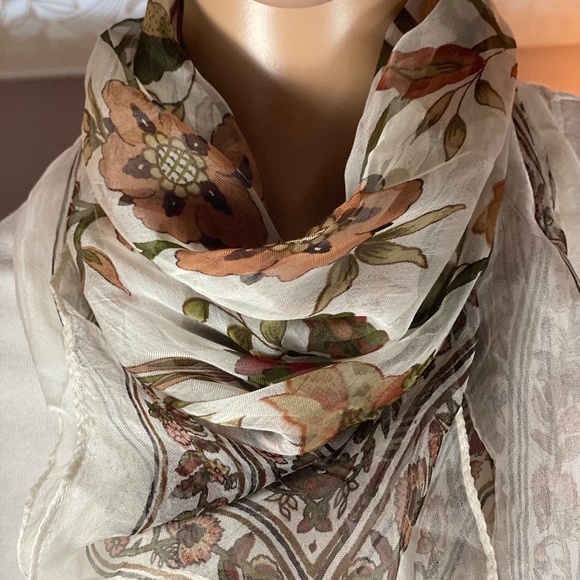Vintage Floral Scarf in Soft Tones - Picture 3 of 6